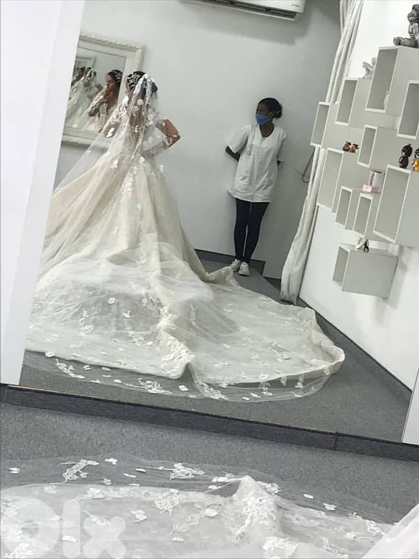 Luxury Wedding Dress with Veil – Maison Lesley – Excellent Condition 2