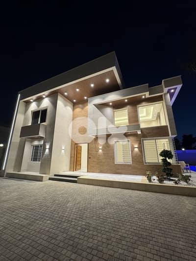 Luxurious Villa - فيلا فخمة مع مسبح و حديقة للبيع في المروانية النبطية