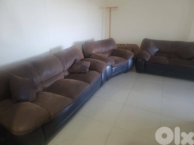 Living room sofa's set of 6 seats with a carpet. 0