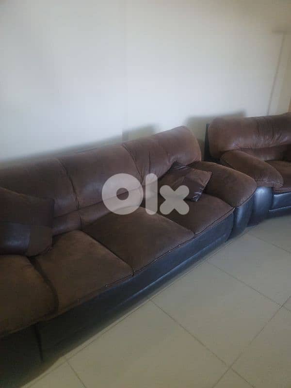 Living room sofa's set of 6 seats with a carpet. 1