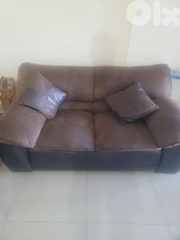 Living room sofa's set of 6 seats with a carpet. 2