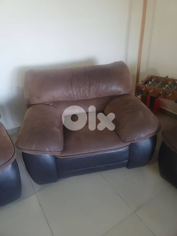 Living room sofa's set of 6 seats with a carpet. 3