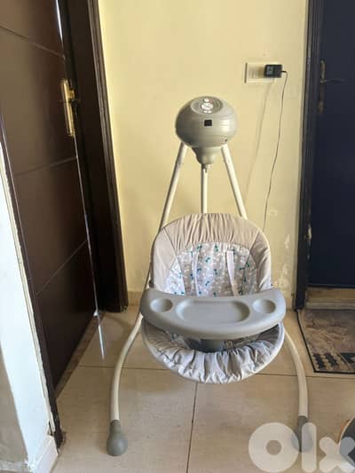 Baby Swing Like New-كرسي هزّاز للأطفال شبه جديد –  كنغارو ومعقّ