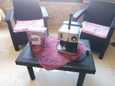 غرفة جلوس مع قعدة بلاستيك