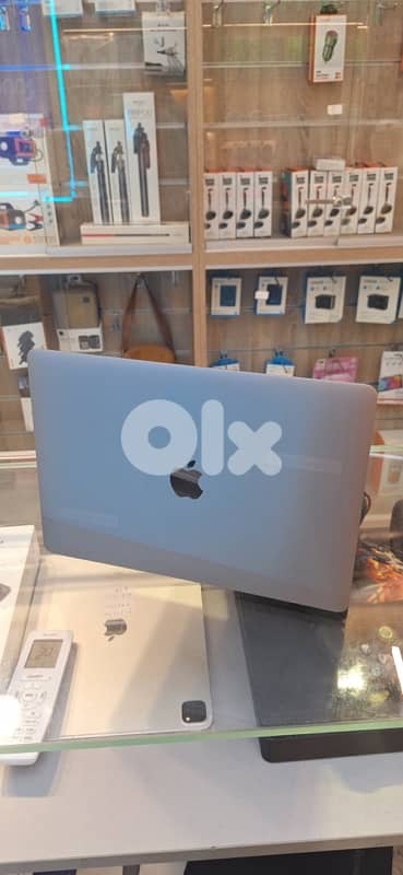 Used macbook pro 13  2017  *cor i5  *8 ram *256 gb ssd