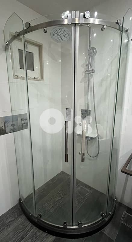 Semi-circular shower cabin with double sliding transparent doors 3