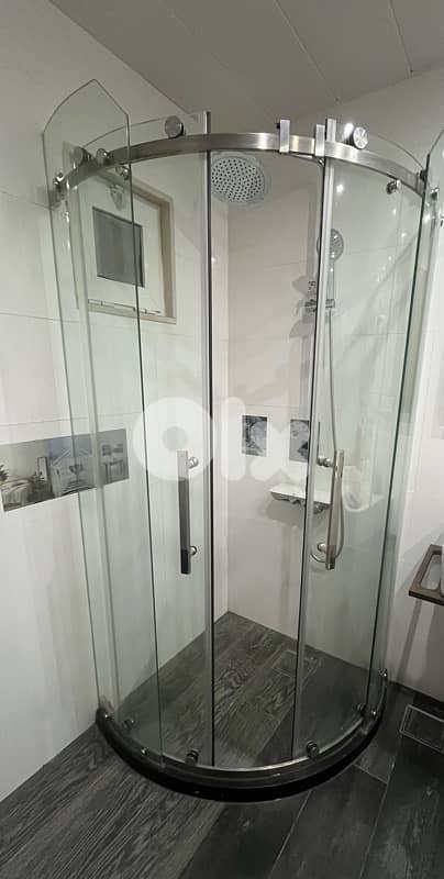 Semi-circular shower cabin with double sliding transparent doors 4