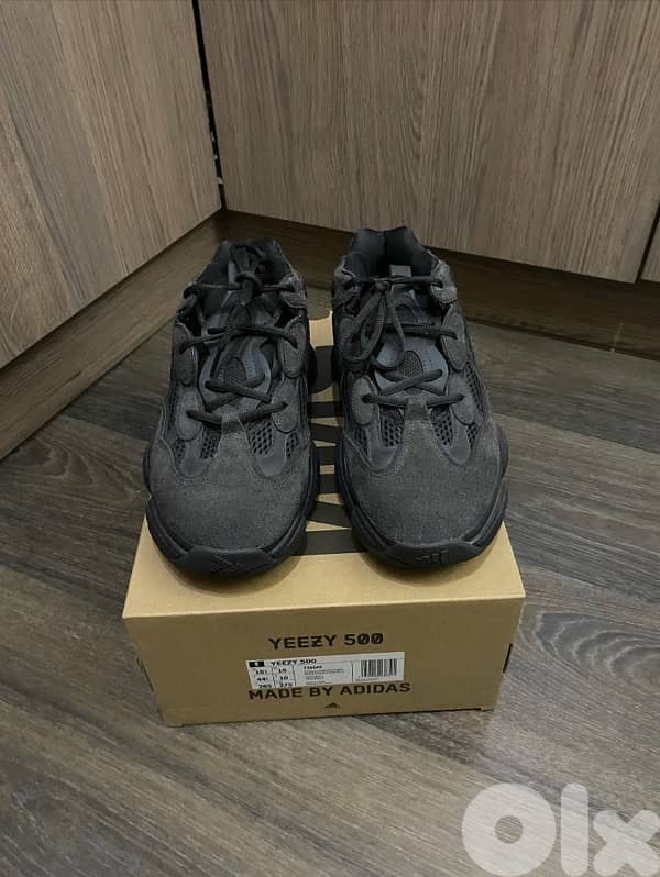 New balance/ Adidas Yeezy shoes size 43-44 3