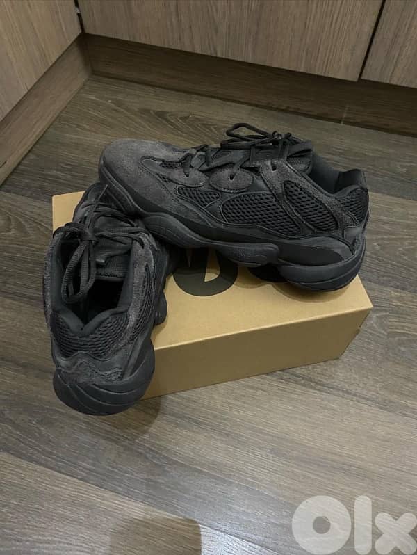 New balance/ Adidas Yeezy shoes size 43-44 4