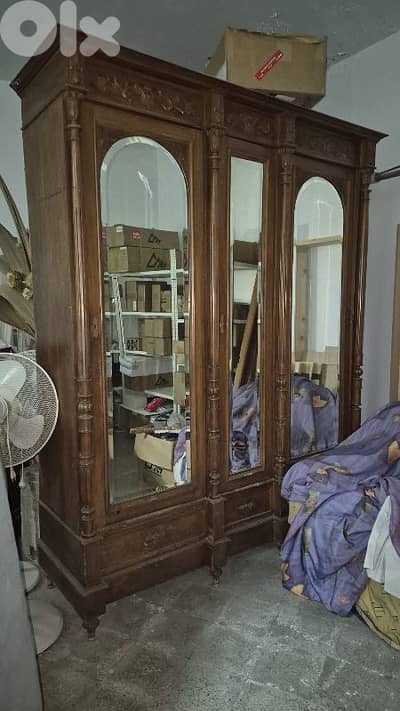 خزانة انتيك ٣ درف مميزة خشب جوز بحالة جيدة. antique closet