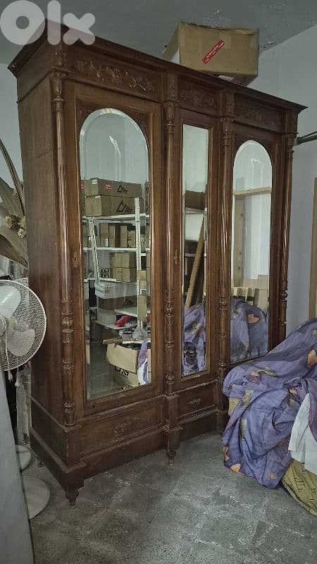 خزانة انتيك ٣ درف مميزة خشب جوز بحالة جيدة. antique closet 0