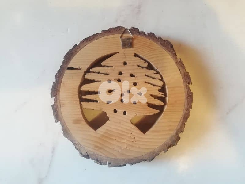 Hand carved cedar on tree wood 18cm 4
