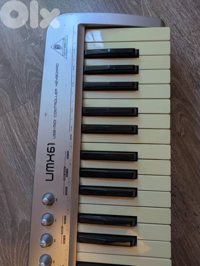 Behringer Umx 61  midi controller -
