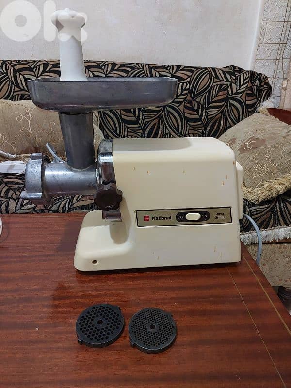 ٢ أجهزة كهربائية . مكنة لفرم اللحمة حجم ١٢   مع عصارة جزر وتفاح 2