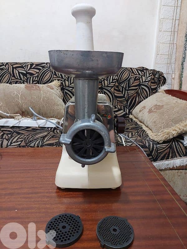 ٢ أجهزة كهربائية . مكنة لفرم اللحمة حجم ١٢   مع عصارة جزر وتفاح 3