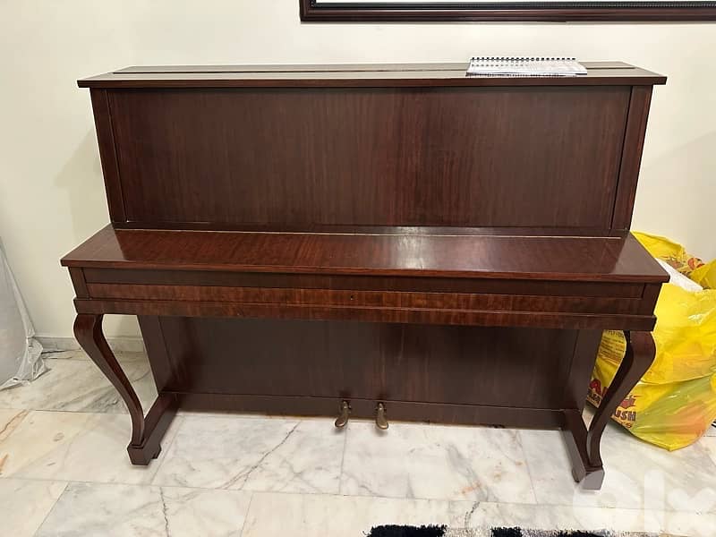 piano in very good condition 1