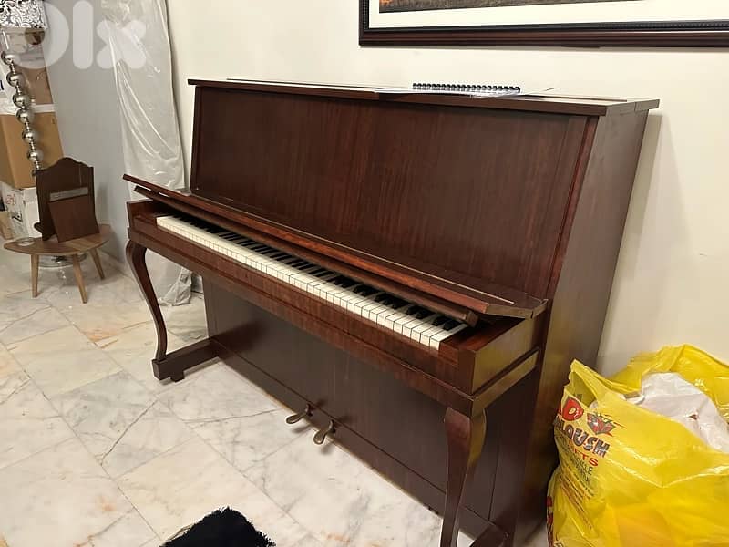piano in very good condition 2