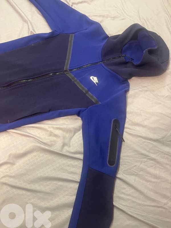 slightly used nike tech 1