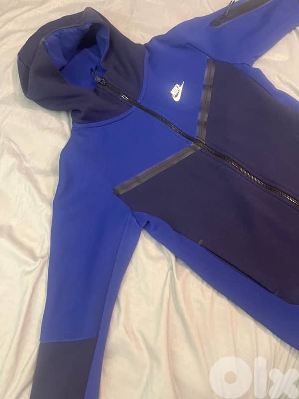 slightly used nike tech 2