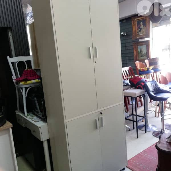 خزانة اوروبي شبه جديد  ٩٠ بي ٢٢٠ 0