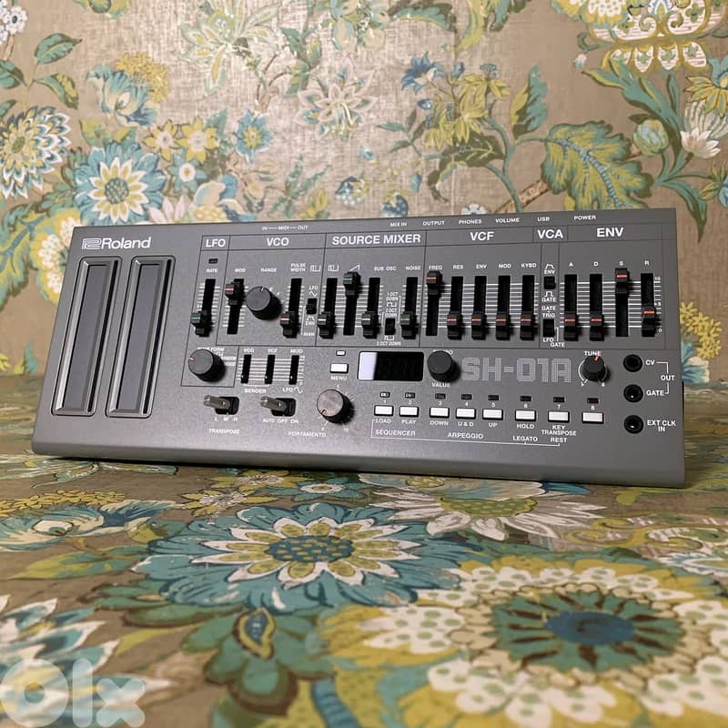 Roland SH-01A Boutique Series Synthesizer with Sequencer 1