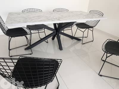 Like new Dining table + 6 chairs