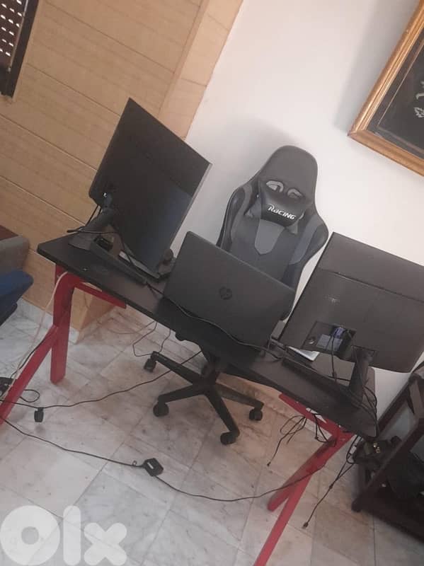Monitor+gaming desk+gaming chair 0