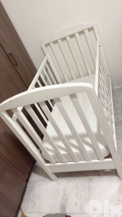 white crib