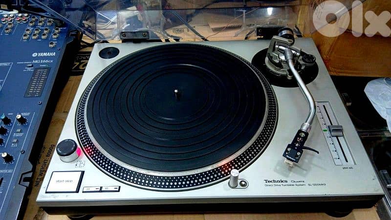 Vintage 1979 Technics SL-1200MK2 Turntable. 4