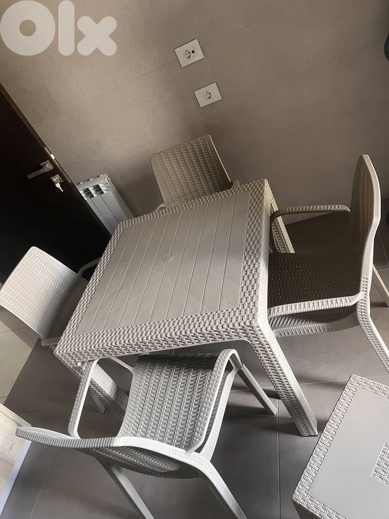 Like new greige kitchen or outdoor set 1