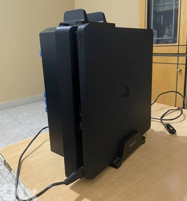 PS4 Slim + 2 controllers + 1TB storage + 10 games + stand 1