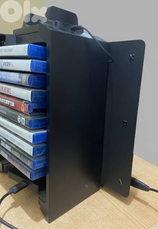 PS4 Slim + 2 controllers + 1TB storage + 10 games + stand 2