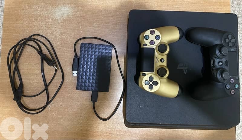 PS4 Slim + 2 controllers + 1TB storage + 10 games + stand 3