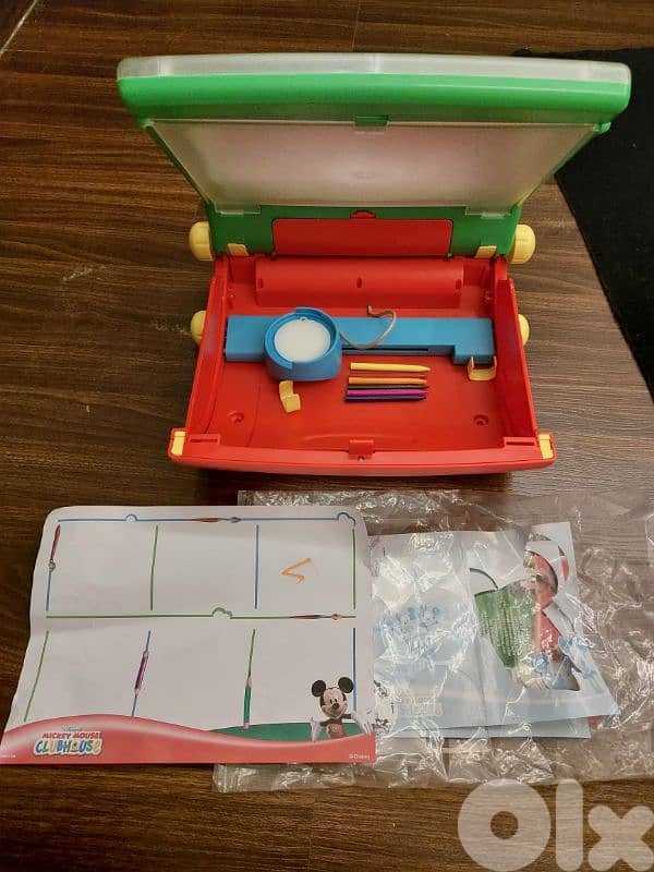 طاولة أطفال مع ٣ كراسي + مرجوحة أطفال + لعبة + ٤ دباديب 6