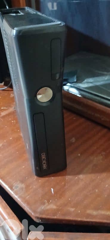 xbox 360 slim with one controller and 10 games