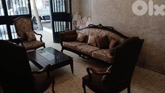 طقم كنبايات خشب زان خمس قطع وطاولة