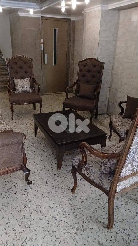 طقم كنبايات خشب زان خمس قطع وطاولة 3