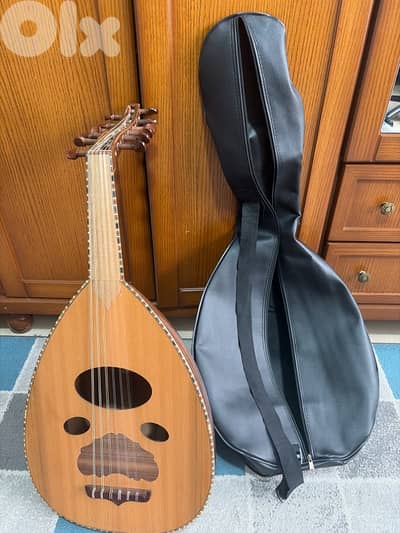 Oud with leather bag