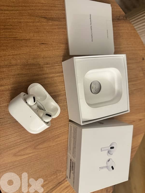 Apple AirPods Pro (1st gen) with Wireless Charging Case 1