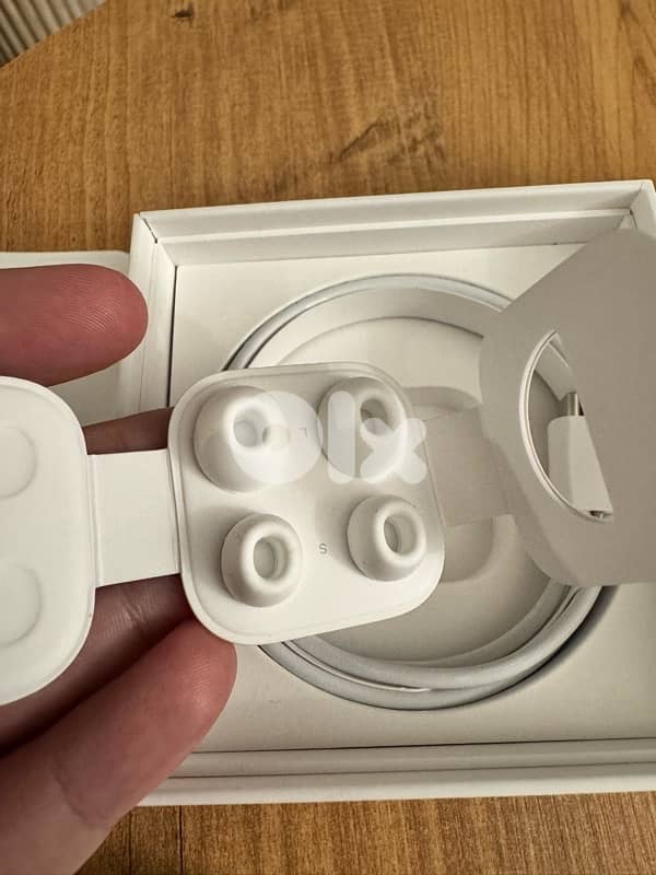 Apple AirPods Pro (1st gen) with Wireless Charging Case 2