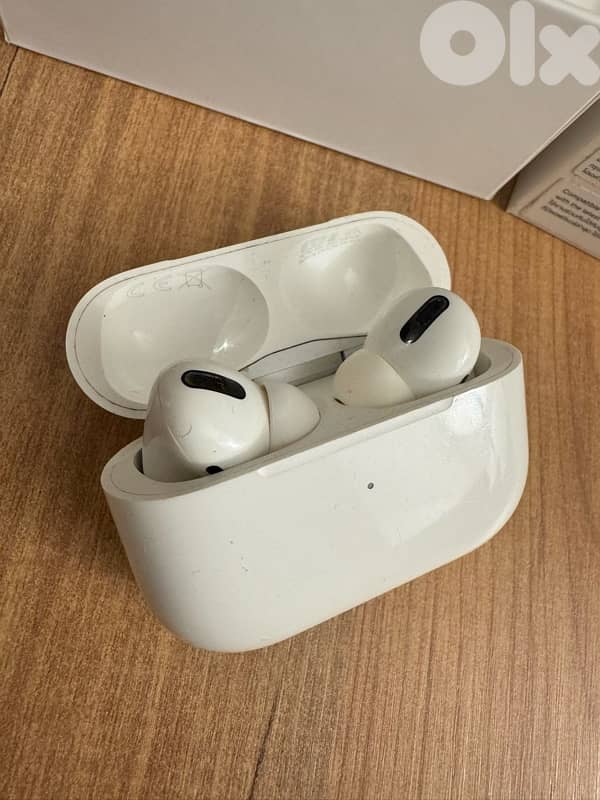 Apple AirPods Pro (1st gen) with Wireless Charging Case 3