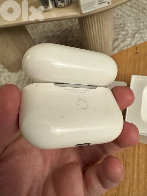 Apple AirPods Pro (1st gen) with Wireless Charging Case 4