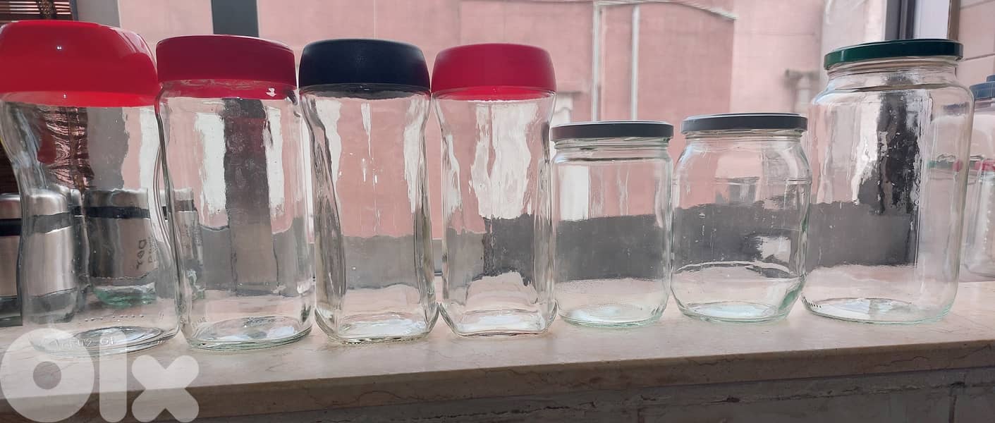 مرطبانات زجاج للبيع يوجد كمية 1