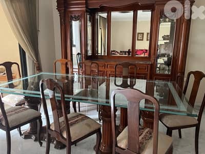 طاولة سفرة مع الفيترين وعشرة كراسي