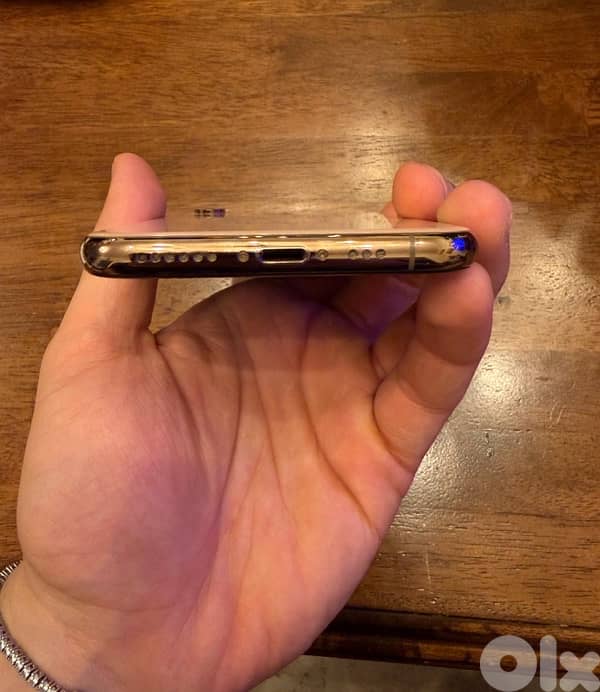 IPhone XS - 64gbs - Gold (Very good condition) 8