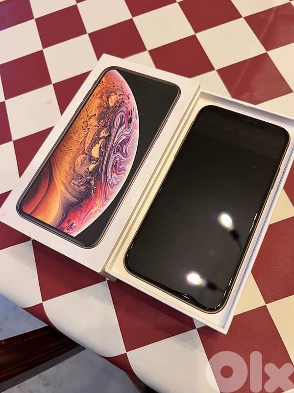 IPhone XS - 64gbs - Gold (Very good condition) 10