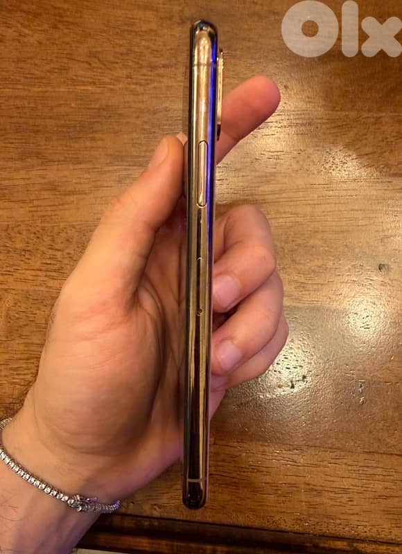 IPhone XS - 64gbs - Gold (Very good condition) 11
