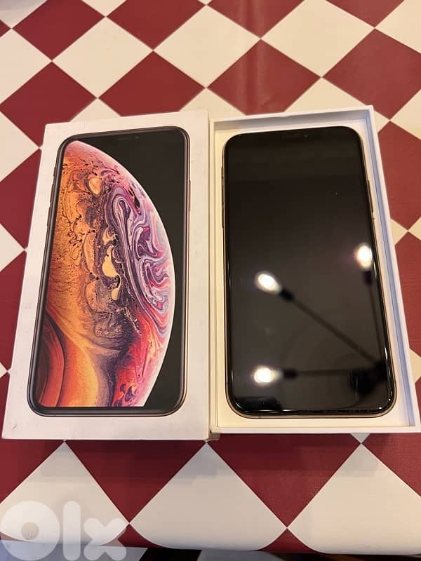 IPhone XS - 64gbs - Gold (Very good condition) 12