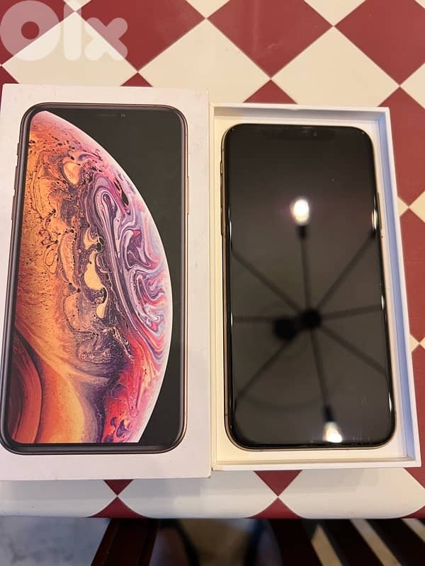 IPhone XS - 64gbs - Gold (Very good condition) 18