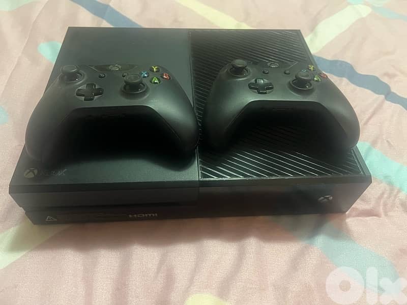 xbox one with 2 controllers new 0